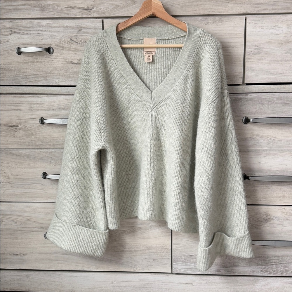 Cozy light Saige alpaca blend V-neck sweater with a relaxed fit by H&M size M - Picture 1 of 9